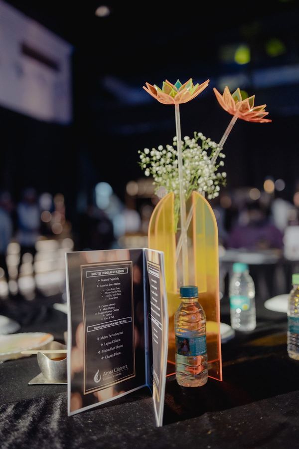 Lotus centrepiece in amber glass with baby's breath